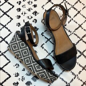 14th & Union Black & White Geometric Women’s Wedge Sandals - US Size 8.5 M - GUC